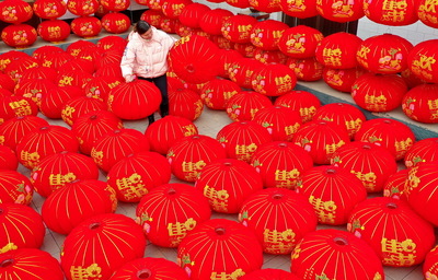 趕制紅燈籠 紅火迎新年